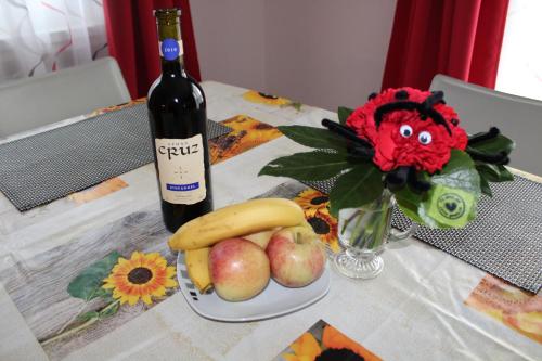a bottle of wine and fruit on a table with a bottle of wine at Schlicht & einfach Traumhaft in Unterkulm