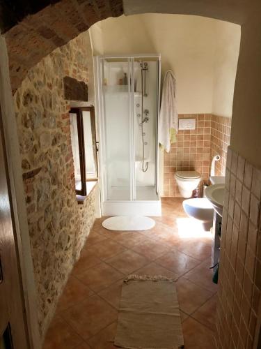 ein Badezimmer mit Dusche und Toilette in der Unterkunft Casa Bartali in Chiusdino