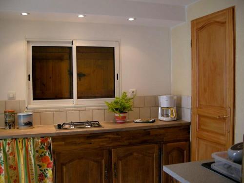 una cocina con fregadero y una ventana. en les Jéhans en Chateauroux-les-Alpes