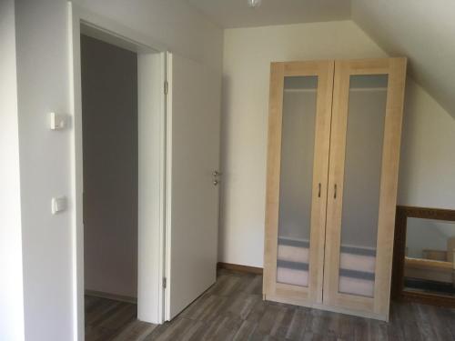 ein leeres Zimmer mit einem Schrank und einer Tür in der Unterkunft Schönwalde B in Siedlung Schönwalde