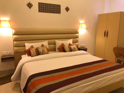 ein Schlafzimmer mit einem großen weißen Bett mit Kissen in der Unterkunft Bed&Oats in Gurgaon