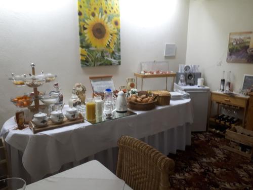 einen Tisch mit Essen auf einem Zimmer in der Unterkunft Pension Volkert in Bad Sachsa
