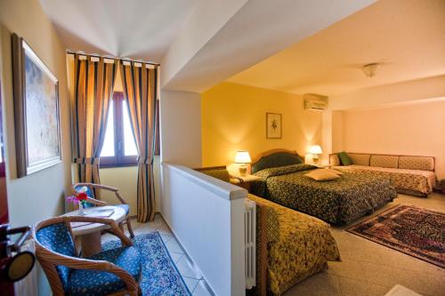 埃里切的住宿－艾里莫酒店，酒店客房,配有两张床和椅子