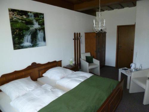 - une chambre avec 2 lits et un lavabo dans l'établissement Gästehaus am Berg, à Bayerisch Eisenstein