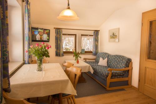 sala de estar con mesa y sofá en Landhaus Vogler, en Fischen