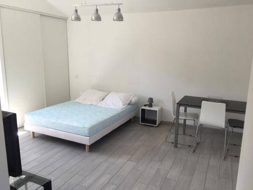 - une chambre avec un lit, un bureau et une table dans l'établissement A Casetta di Rosa, à Corte