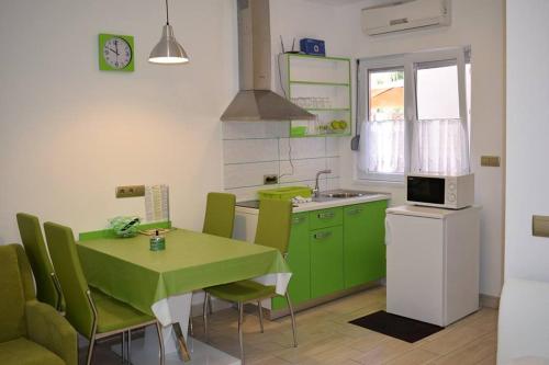 A cozinha ou cozinha compacta de Apartmani Celjak