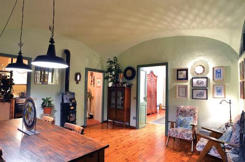 uma sala de estar com uma mesa de madeira num quarto em Il Cortile - Casa d'Artista em Casalzuigno