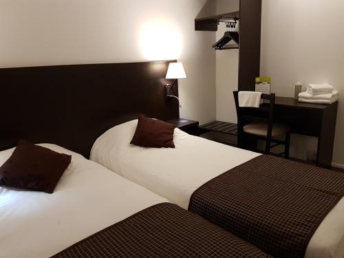 Una cama o camas en una habitación de Nevers Hotel