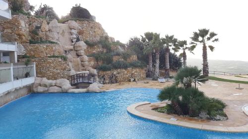 ŻebbuġにあるSaghtrija Luxury Apartmentsの山の前の大型スイミングプール