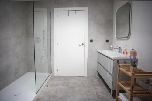 y baño con ducha y lavamanos. en Casa Rural Arraigorri, en Hernani