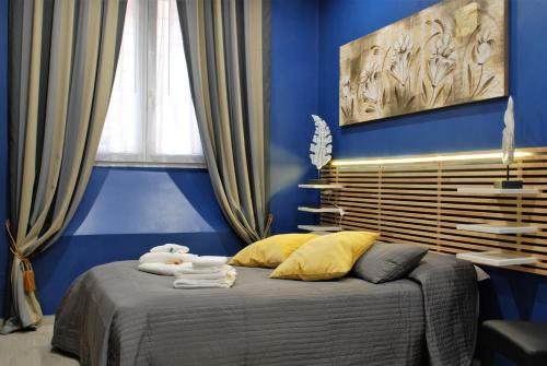 ローマにあるCostantino Terzo Residenceの青いベッドルーム(ベッド、動物の詰め物付)
