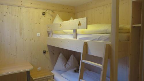 Zimmer mit 2 Etagenbetten und einem Stuhl in der Unterkunft Appartement Elena in Umhausen