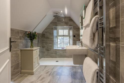 łazienka z umywalką, toaletą i wanną w obiekcie Raise View House w mieście Grasmere