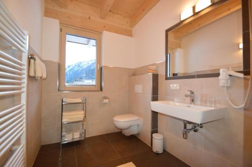 Et badeværelse på Apartments & Zimmer Urschnerhof