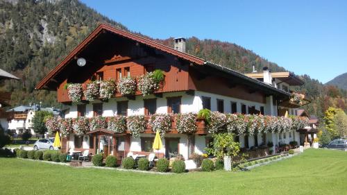 a building with plants on the side of it at Apartments & Zimmer Urschnerhof in Pertisau