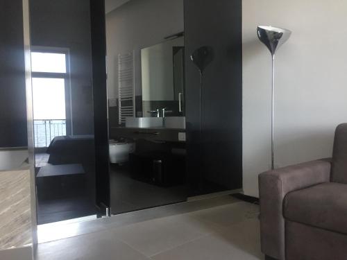 een woonkamer met een spiegel en een bank bij Residenza Santa Lù B&B in Napels