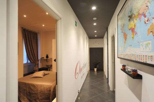 Zimmer mit einem Bett und einer großen Karte an der Wand in der Unterkunft OneTime Roma in Rom