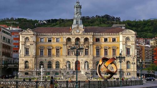 LUX CITYHALL + PARKING