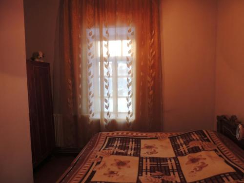 Una cama o camas en una habitación de Maizer Qaldani Guesthouse