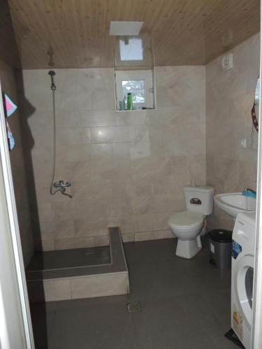 Un baño de Maizer Qaldani Guesthouse