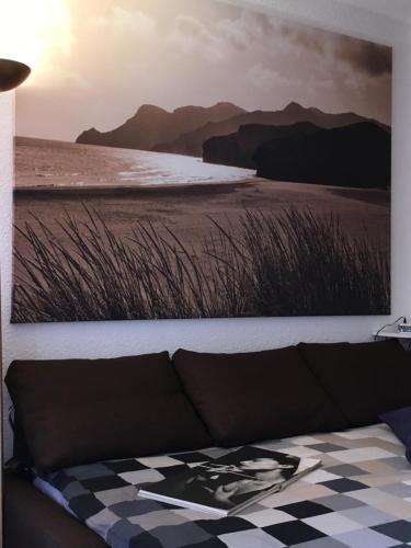 une photo de la plage avec un canapé dans l'établissement Au Coeur du Village Naturiste, au Cap d'Agde