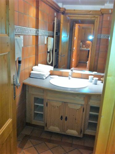 une salle de bain avec un lavabo et un miroir dans l'établissement Front Ski Slope Chamonix Apartment, à Chamonix-Mont-Blanc