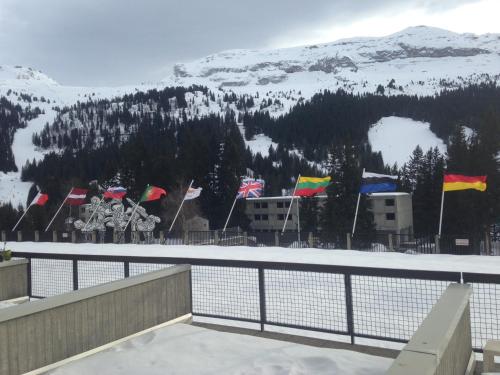 eine Gruppe von Flaggen vor einem Berg in der Unterkunft Flaine Forum i1 Cassiopée Duplex Mezzanines & Terrasse in Flaine