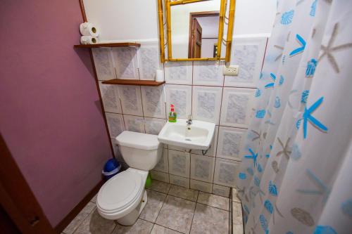 Ένα μπάνιο στο Aracari Garden Hostel