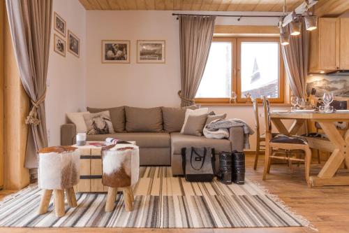 ein Wohnzimmer mit einem Sofa und einem Tisch in der Unterkunft Nosalowski Wypas in Zakopane