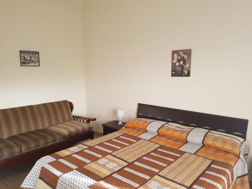 ein Schlafzimmer mit einem Bett und einem Sofa in der Unterkunft Stella Marina in Calatabiano