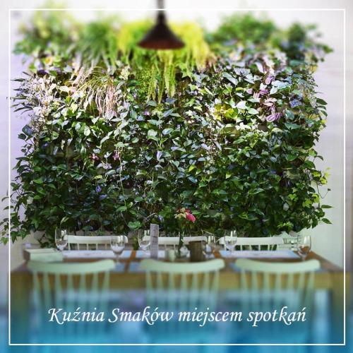 a table with a large plant on top of it at Hotel Kuźnia Smaków in Małe Pułkowo