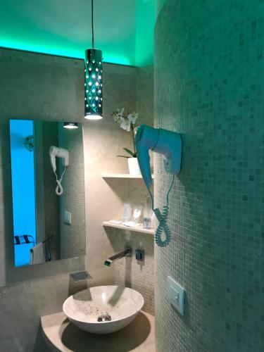 a bathroom with a sink and a mirror at La Polena Camere Vernazza - Suite vista mare in Vernazza