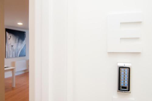 a door with a remote control in a room at Los Rodeos Luxury Vivienda Vacacional in La Laguna