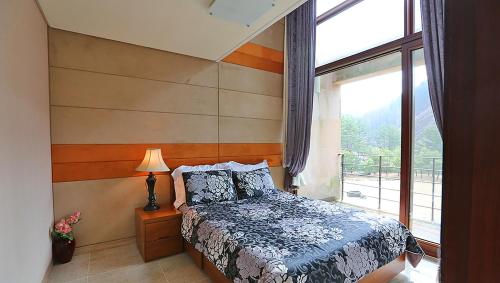 Кровать или кровати в номере Hugel Heim Pension