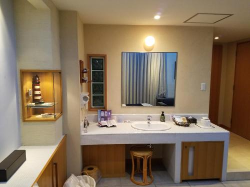 baño con lavabo y espejo grande en EIGHT PRINCE HOTEL -Adult Only-, en Tokorozawa