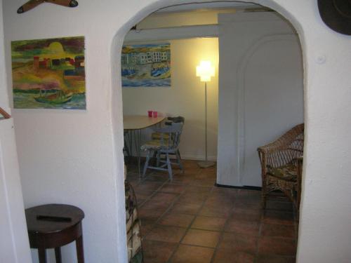 a hallway with a table and chairs in a room at Vranum Guesthouse in Viborg