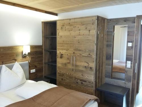 アンテルモイアにあるchalet soredlの木製の壁のベッドルーム1室(ベッド1台付)