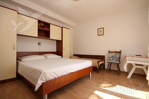 Postel nebo postele na pokoji v ubytování Apartments Ana