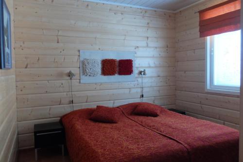 En eller flere senge i et værelse på Villa Saaruanniemi B