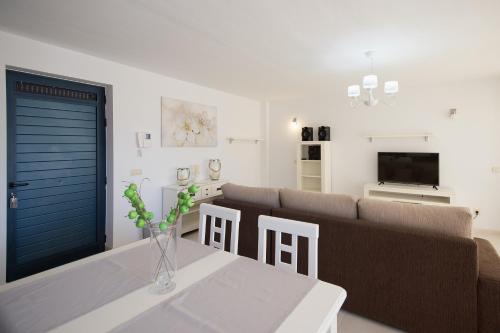 een woonkamer met een bank en een tafel bij Cardon Big Calm 12 in Costa Calma