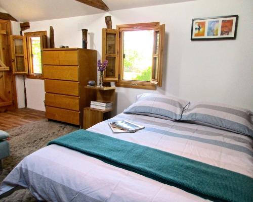 a bedroom with a bed and a dresser and a window at Lavender Lodge in Rupkite