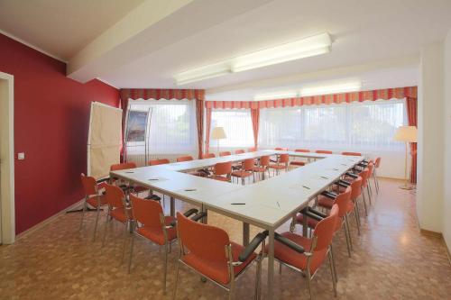 a conference room with a long table and chairs at Aparthotel Berlin in Bad Nenndorf