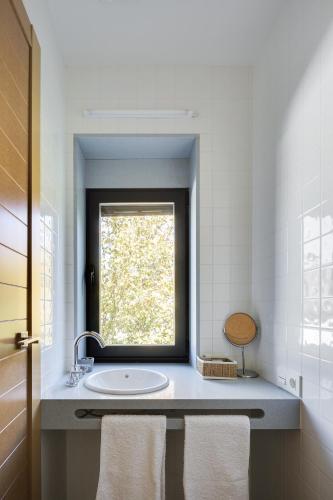 a bathroom with a sink and a window at Casa la Devesa de Sanabria in Remesal