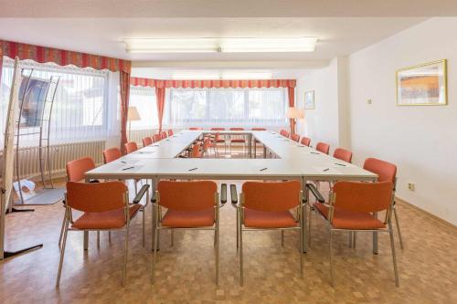 a large conference room with a large table and chairs at Aparthotel Berlin in Bad Nenndorf