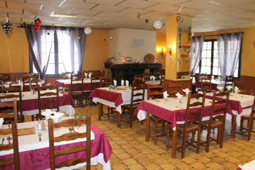 Reštaurácia alebo iné gastronomické zariadenie v ubytovaní Hôtel Le Relais de Piau
