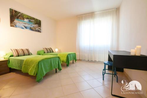 a hotel room with two beds and a piano at Appartamento Laura in Manerba del Garda