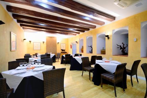- un restaurant avec des tables et des chaises dans une salle dans l'établissement Hotel Ahc Palacio Coria, à Coria
