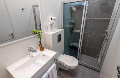 Bilik mandi di 8 Rooms Apartotel On Meidan