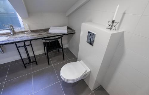 Bilik mandi di 8 Rooms Apartotel On Meidan